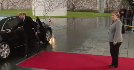 Angela Merkel spotkała się z Theresą May. Zabawna wpadka przy powitaniu