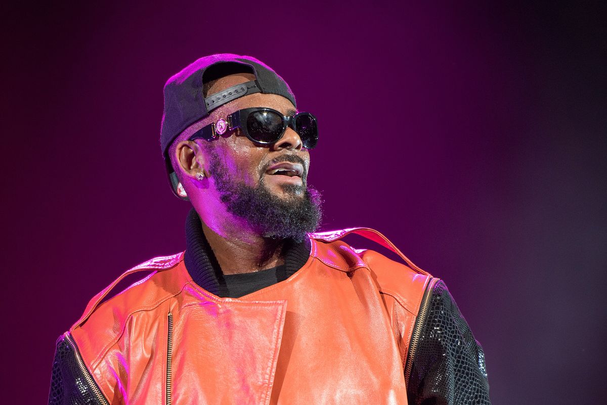 R. Kelly jest oskarżony o molestowanie. Nie stawił się w sądzie