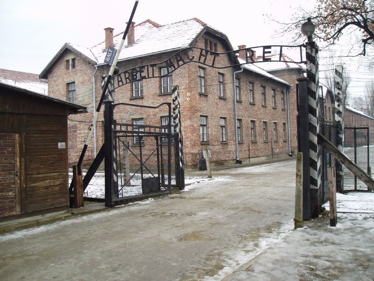 Korporacja w niemieckim stylu. Ile Niemcy zarabiali na Auschwitz?