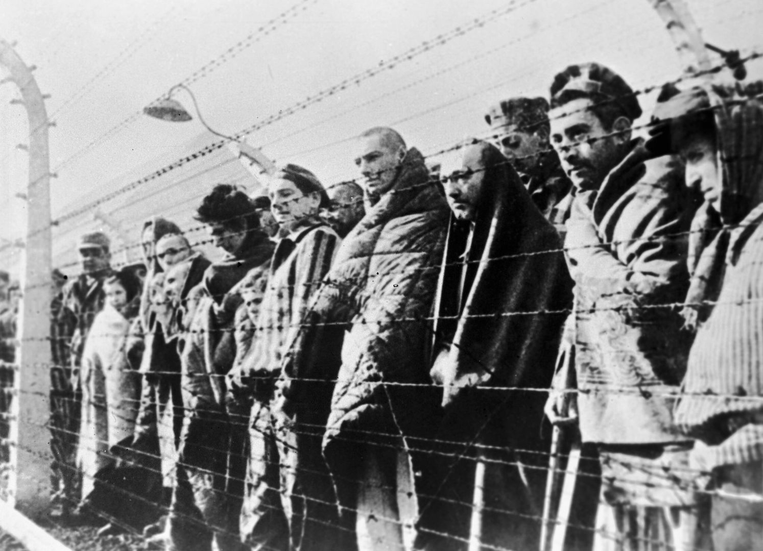 Więźniowie w obozie Auschwitz-Birkenau