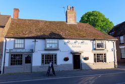 Nie tak miała się skończyć impreza. Wyprosili go z pubu, więc wjechał w niego samochodem