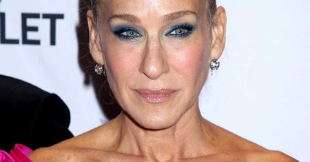 Sarah Jessica Parker w zjawiskowej stylizacji. Coś tu nie zagrało, co z jej biustem?