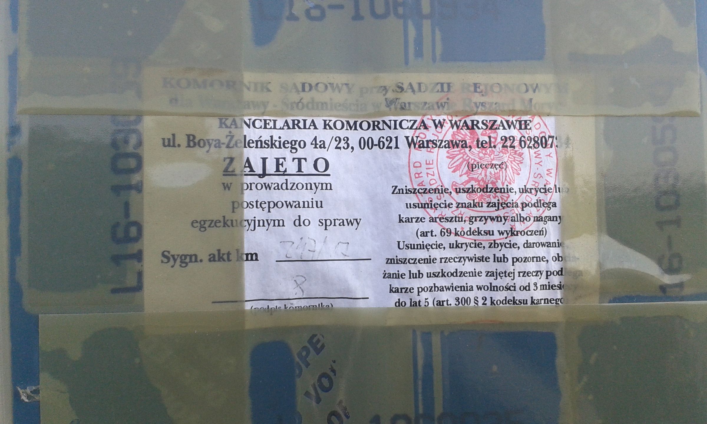 Wejścia do sklepu Praktikera w Ząbkach są zaplombowane. Mimo to pracownicy byli kierowani do hali, gdzie pakowali towary dla dostawców sieci
