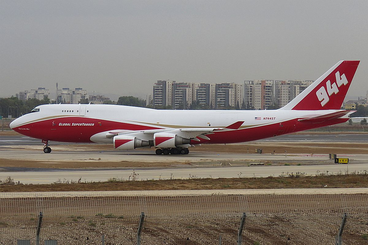 Amazonia. Pożar gasi Boeing 747 Supertanker - największy samolot gaśniczy świata [zobacz wideo]
