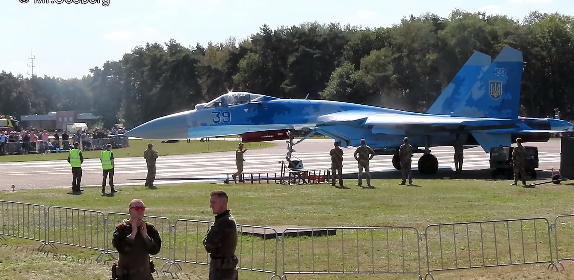 Su-27. Groźny incydent na lotnisku. Ludzie weszli pod silnik [Zobacz WIDEO]