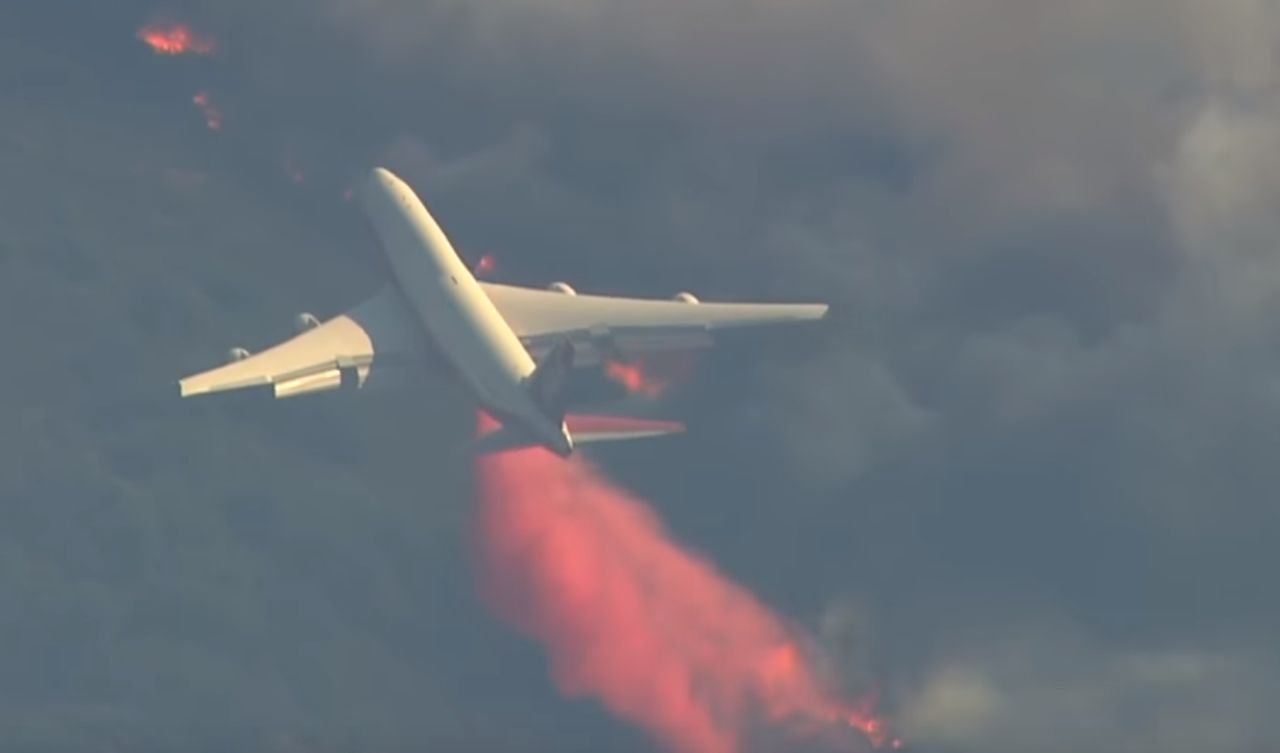 Do gaszenia pożarów lasów w Kalifornii Amerykanie wykorzystują Jumbo Jeta