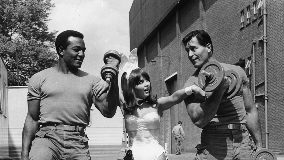 Jim Brown, króliczek Playboya Dolly Read i Clint Walker na planie "Parszywej dwunastki"