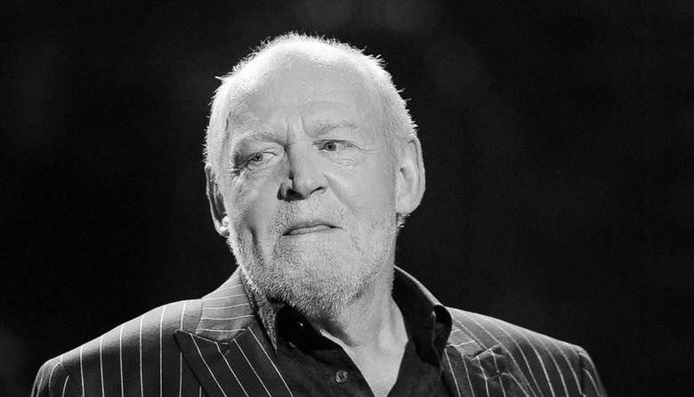 <h2>Joe Cocker 20.05.1994-22.12.2014</h2>
Angielski muzyk, wokalista. Autor hitu <em>You Are So Beautiful</em>, nagrodzony Grammy w 1983 za piosenkę <em>Up Where We Belong</em>. Zmarł na raka płuc.
