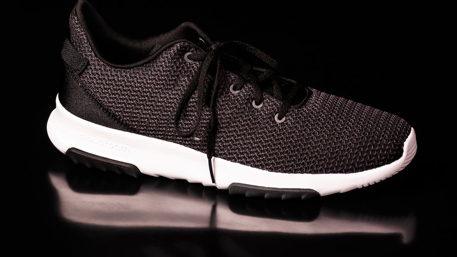 Modne sneakersy możemy włożyć nie tylko do spodni