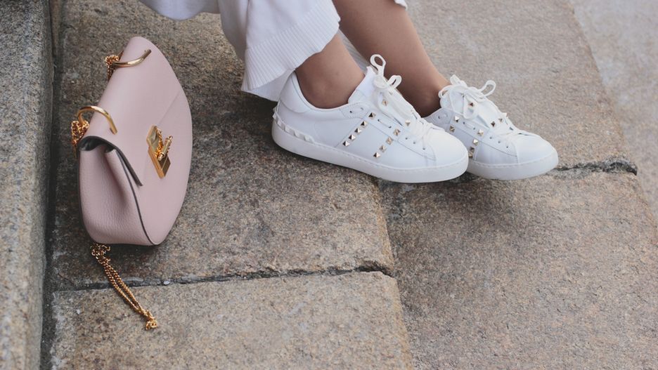 Sneakersy z błyszczącymi ćwiekami mogą być dobrym uzupełnieniem eleganckiej stylizacji