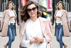 LOOK OF THE DAY: Miranda Kerr w jeansach, koszuli z twistem i pastelowym płaszczu