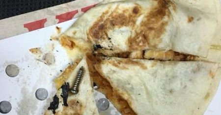 Znalazł śrubkę w jedzeniu z KFC. Teraz twierdzi, że pracownicy go okłamali