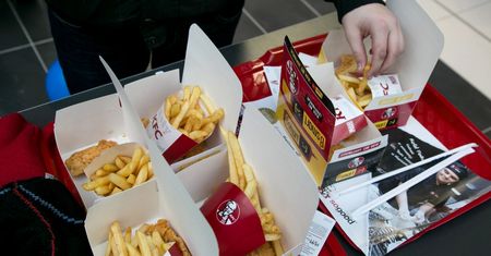 KFC sprzedawało kubełki za złotówkę. Gigantyczna kolejka chętnych na promocję