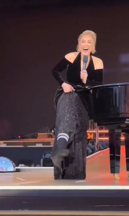 Adele w skarpetkach na koncercie
