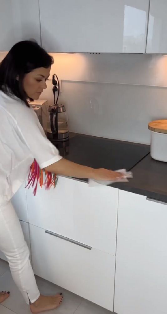 Katarzyna Cichopek sprząta mieszkanie