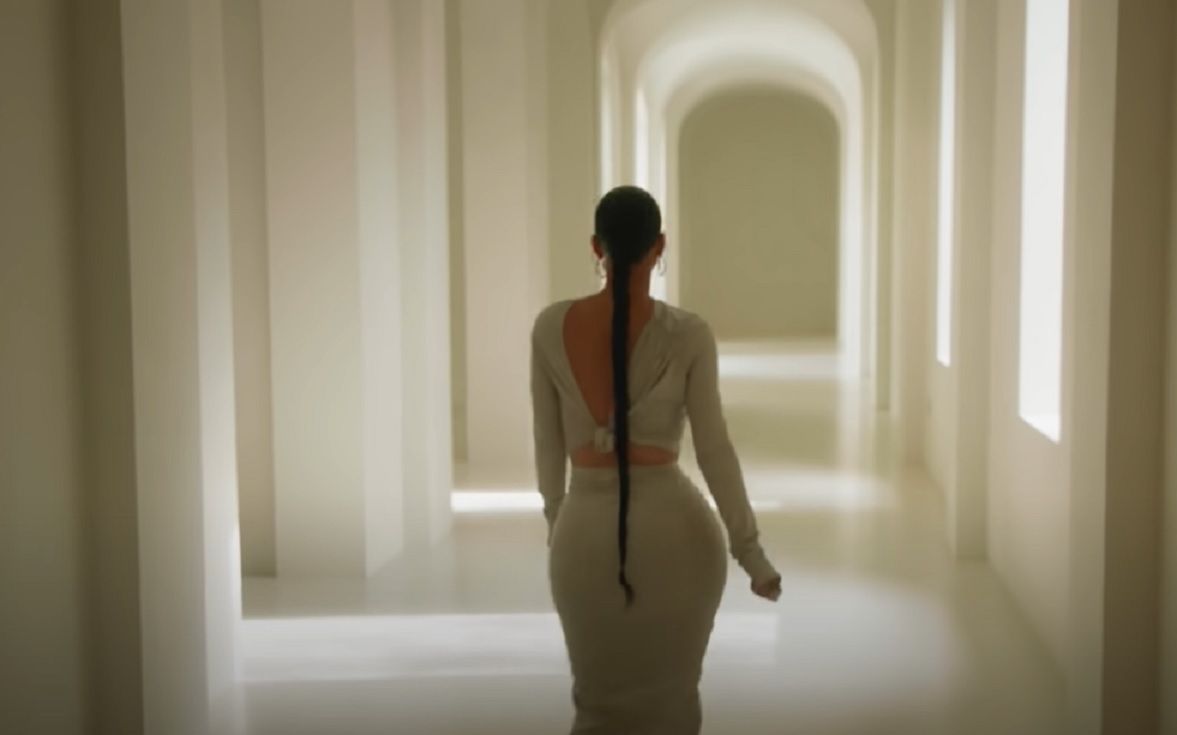 Dom Kim Kardashian - screen YouTube