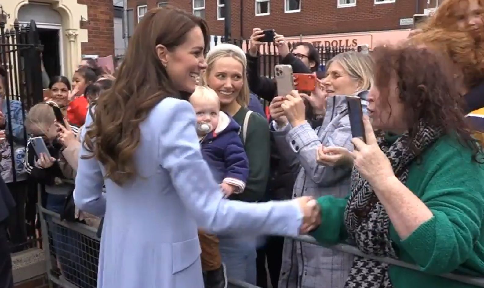 Kate i William w Belfaście, księżna zaatakowana przez kobietę z tłumu