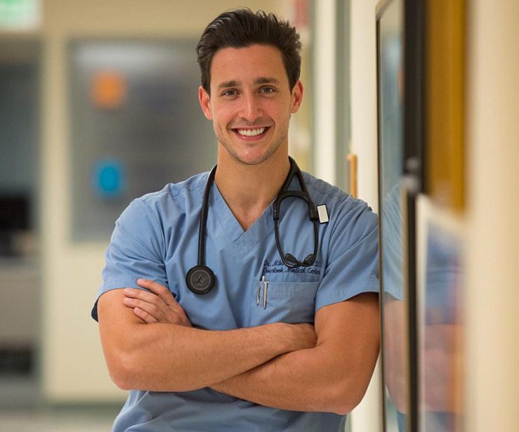 Najseksowniejszy doktor na Instagramie jest do wzięcia