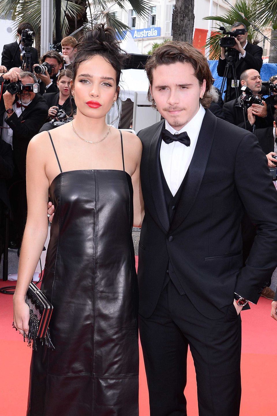 Hana Cross, Brooklyn Beckham - czerwony dywan, w co się ubrali