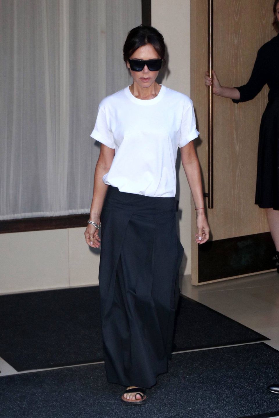 Victoria Beckham w białym t-shirtcie