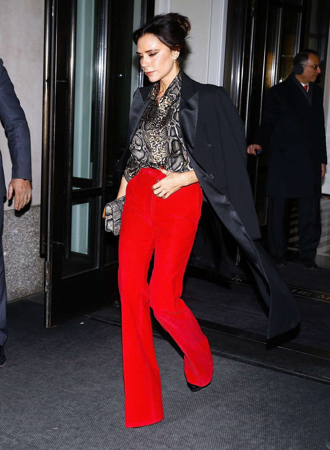 Victoria Beckham w czerwonych spodniach