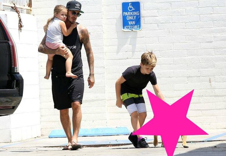 David Beckham i jego dzieci wyprowadzają psa na spacer! Zobaczcie tylko minę tego buldoga. Chyba nie lubi paparazzi :-)