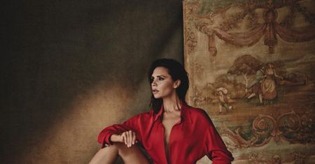 I ona ma 43 lata i czworo dzieci? Victoria Beckham w sesji dla "Vogue'a" pozowała niemal naga