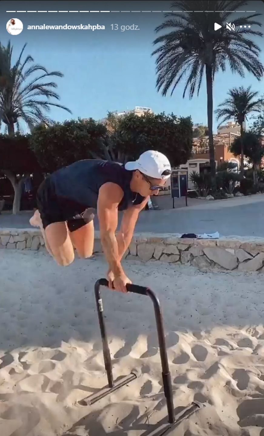 Anna i Robert Lewandowscy ćwiczą na plaży w Hiszpanii