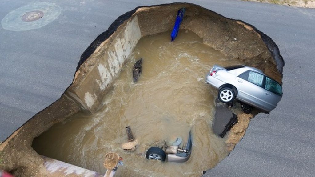 Dramat na drodze. Wielka dziura wciągnęła samochody