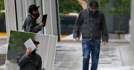 Kuba Wojewódzki w deszczu starał się ukryć przed paparazzi. Bez powodzenia