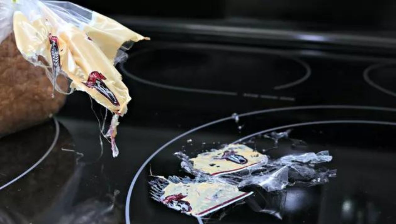 Jak usunąć przypalony plastik z kuchenki indukcyjnej za pomocą 2 składników