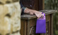 Piłka. Dziecięca bielizna na drzwiach parafii