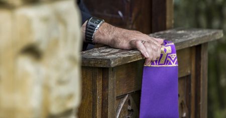 Piłka. Dziecięca bielizna na drzwiach parafii
