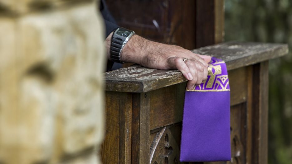 Piłka. Nieznany sprawca powiesił dziecięcą bieliznę na drzwiach parafii 