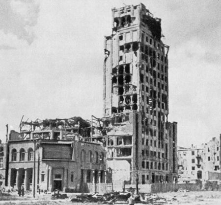 Prudential - pierwszy warszawski wieżowiec w 1945 r. 
