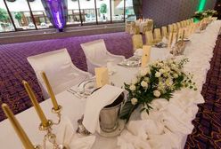 Romantyczna aranżacja weselnego stołu