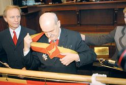 Prezydent zaprzysiężony, na sztandar, z szarfą i czapką...