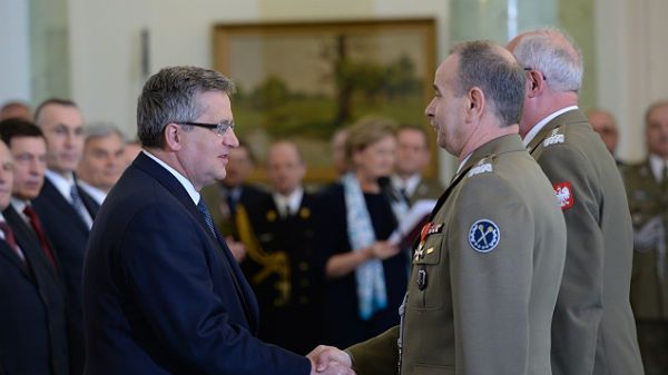 Bronisław Komorowski oraz nowy szef Sztabu Generalnego WP generał Mieczysław Gocuł (w środku) i ustępujący szef gen. Mieczysław Cieniuch