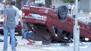 Chuligani demolowali stojące samochody, jeden przewrócili na dach