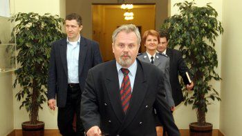 Andrzej Brachmański w drodze na wtorkową konferencję prasową