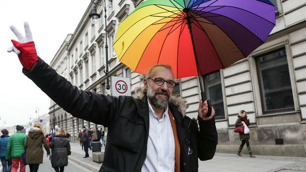 Mateusz Kijowski podczas jednej z manifestacji KOD