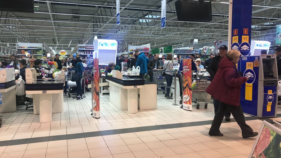 Swoista kumulacja dwóch dni bez handlu oznacza sobotnie kolejki w sklepach. 