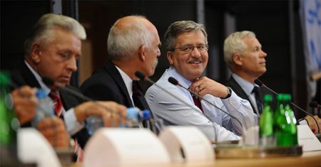 "Komorowski popełnia błąd - powinien wystąpić"