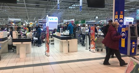 Sobota przed dwoma świątecznymi dniami. W sklepach kolejki
