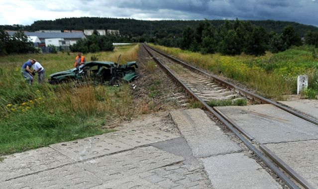 Trzy ofiary zderzenia samochodu z pociągiem