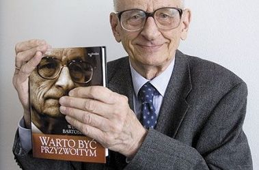 Prof. Bartoszewski: łatwiej być człowiekiem niż świnią