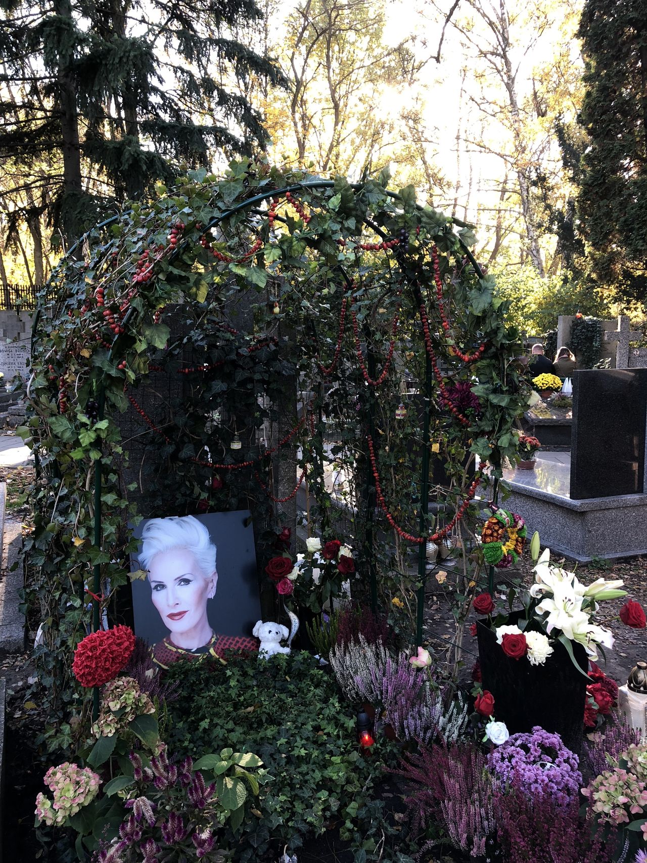 Odwiedziliśmy groby znanych osób. Jedyne takie miejsce w Polsce