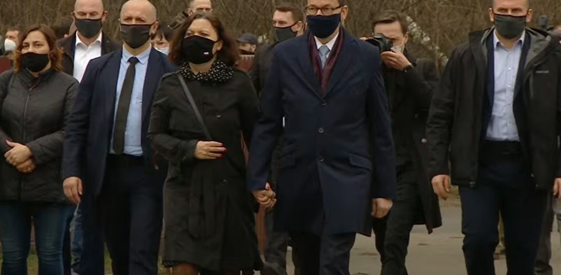 Mateusz Morawiecki z żoną na pogrzebie Krzysztofa Krawczyka, screen YouTube
