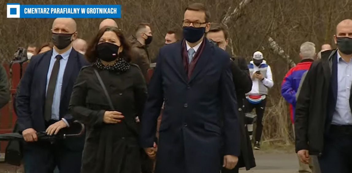 Mateusz Morawiecki z żoną na pogrzebie Krzysztofa Krawczyka, screen YouTube