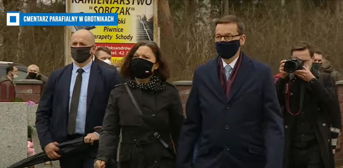 Mateusz Morawiecki z żoną na pogrzebie Krzysztofa Krawczyka, screen YouTube